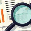 Illustrasjon av forstørrelsesglass over dokumenter.